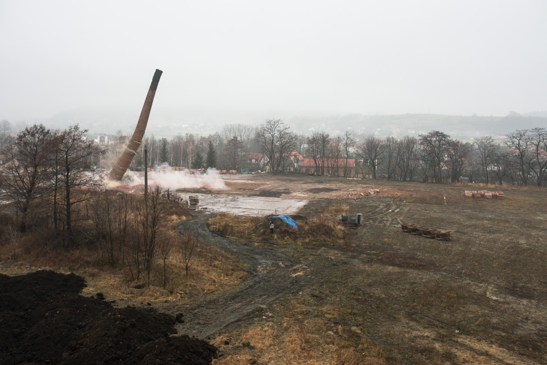Upadek komina cegielni w Stróżach, 2014